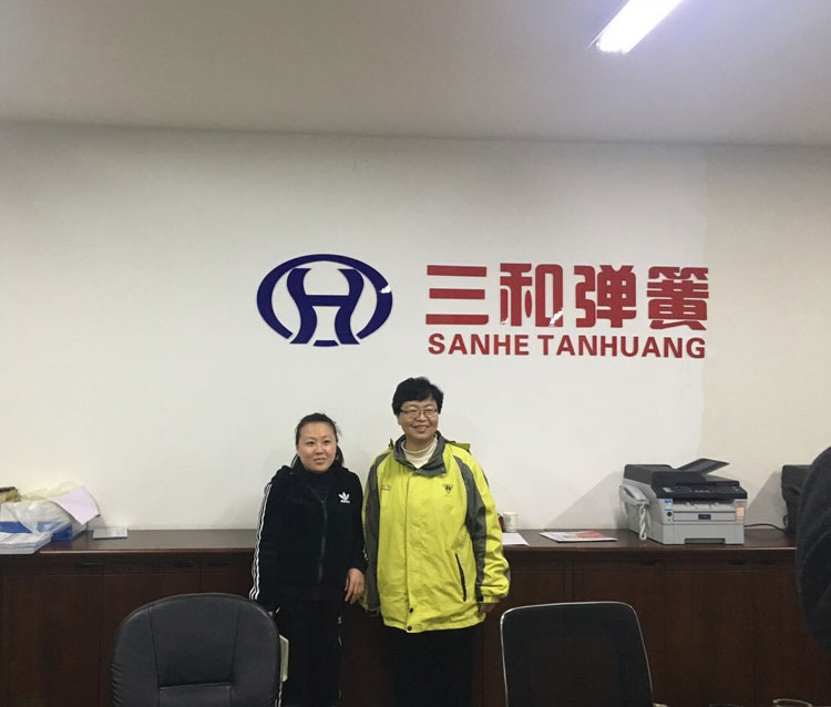 台灣(wān)客戶來我司合影(ying)