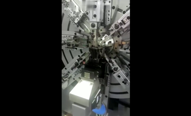 展會現場(chang)演示制造拉簧(huáng)過程